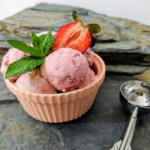 طرز تهیه بستنی توت فرنگی خانگی خوشمزه